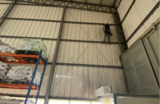 Limpeza interna de galpão